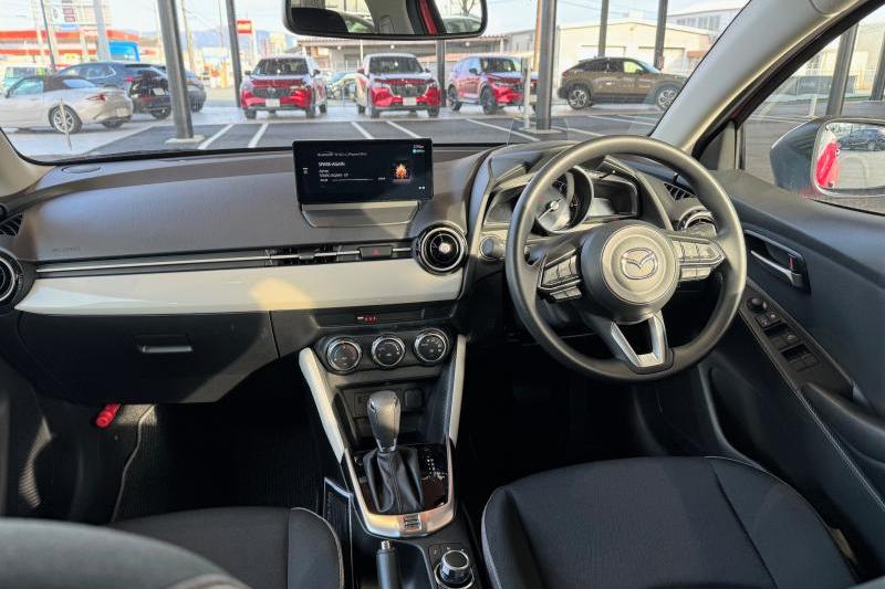 新世代マツダコネクトを装着した運転席。Bluetoothによる無線接続も可能で、写真ではApple Musicで音楽をかけています。ハンドル中央の右側には「レーダークルーズコントロール」の操作ボタンが並びます。