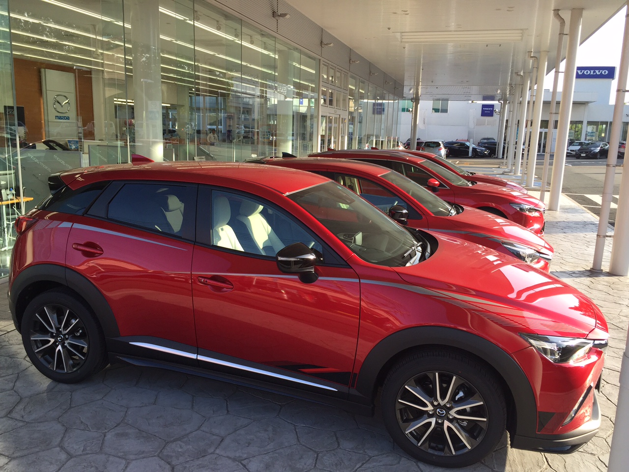 ソウルレッドが勢揃い。手前はCX-3（用品装着車）。