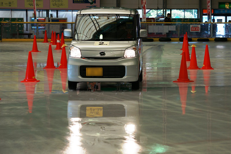 氷上に水が撒かれている最悪のコンディション。