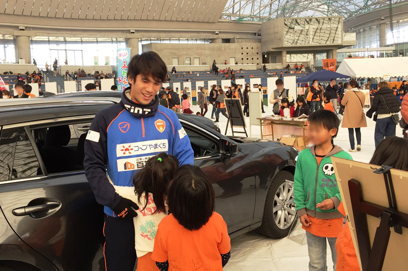 子供と触れ合う三幸選手。