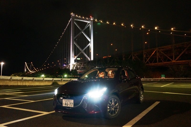 関門大橋をバックに表紙を撮影しました。