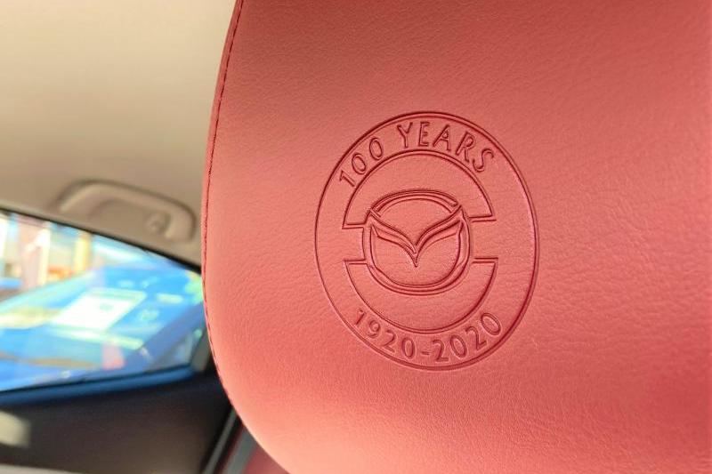 Mazda2（マツダ2）のスペシャルロゴ付ヘッドレスト。
