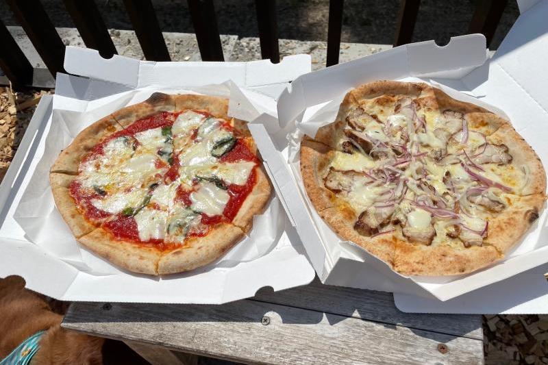 マルゲリータと自家製スモークチキンとオニオンピザ
