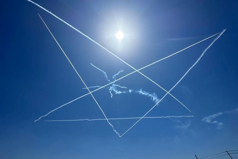 防府航空祭の前日、防府西店の上空ではブルーインパルスの練習風景が見られました（記事の内容とは関係ありません）。
