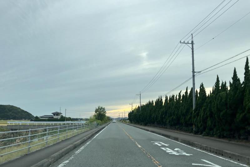 左右のミラーを見ながら運転すると車幅がつかみやすいです