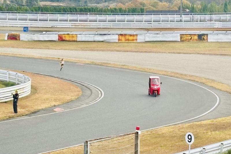 3人乗りEVトゥクトゥクがレースを先導します