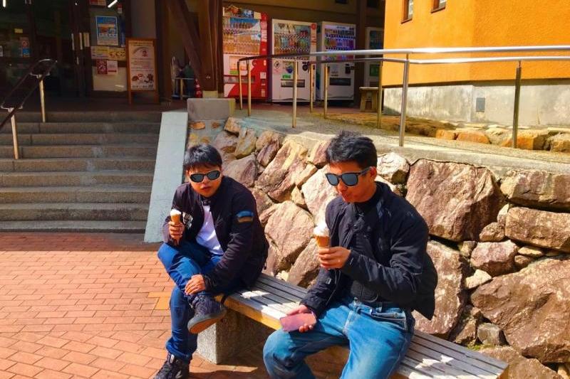 ② 道の駅スパ羅漢でソフトクリーム食べて休憩中
