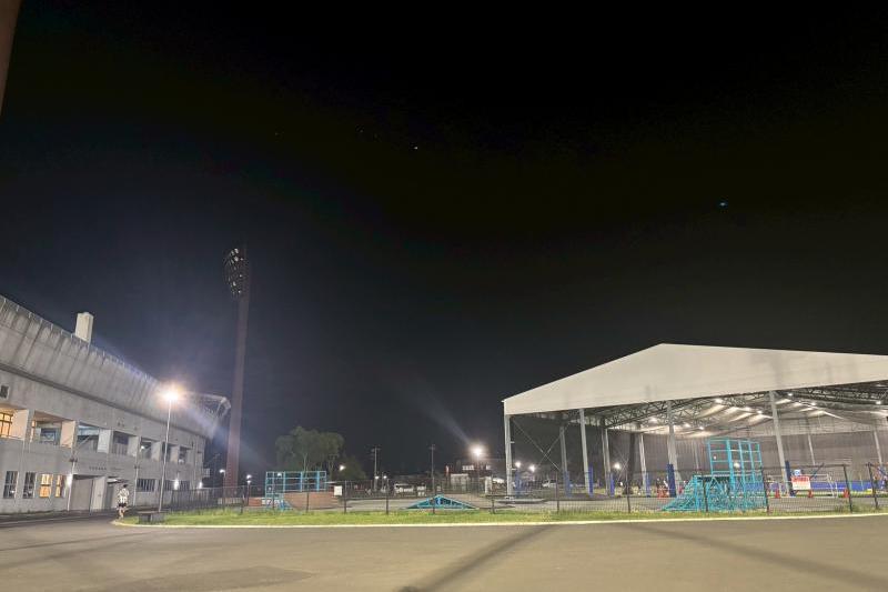 都市型スポーツ広場・屋根付きグラウンド周辺の明るさ