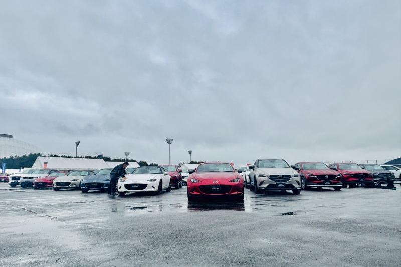 山口マツダブース。