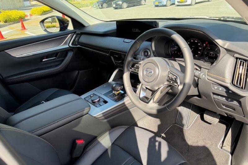 内装もブラックの本革を使用