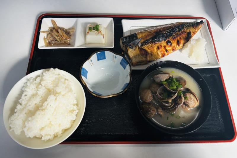 宇部魚市場内にある魚市場食堂さんの「塩サバ定食」(800円)と「貝汁」(100円)です。 サバの皮はパリッと香ばしく、身はふっくらジューシーで肉厚でした。大根おろしと醤油でさっぱりといただきました。 貝汁も出汁が効いていて美味しかったです。