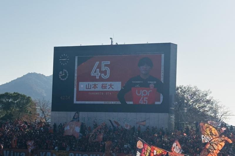 前半終了間際、山本桜大選手の強烈なミドルシュートで同点に追いつき試合を折り返します。