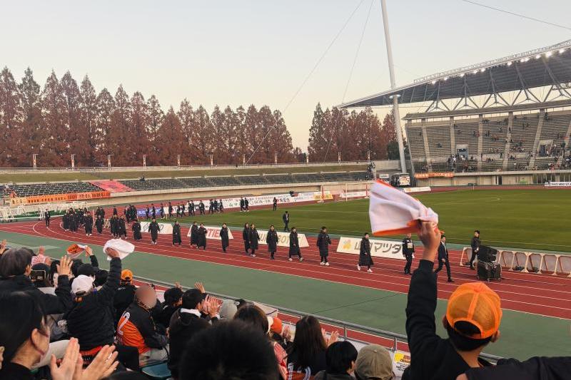 試合後、選手・スタッフがサポーターへ感謝の挨拶。拍手とタオルが揺れる温かな時間でした。