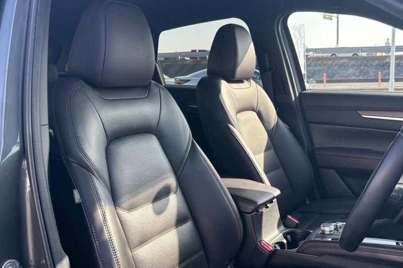 革シートが上質な室内空間を演出しています