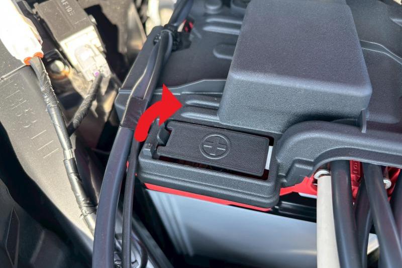 バッテリーキャップを取り外します。