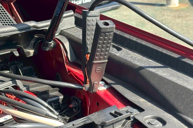 ブースターケーブルのマイナス側（黒色）は、故障車の12Vバッテリーのマイナス端子には接続しません。取扱説明書で指定された接続箇所に接続します。