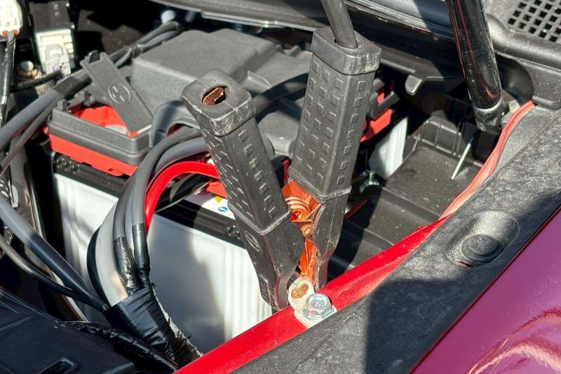 ブースターケーブルのマイナス側（黒色）は、故障車の12Vバッテリーのマイナス端子には接続しません。取扱説明書で指定された接続箇所に接続します。