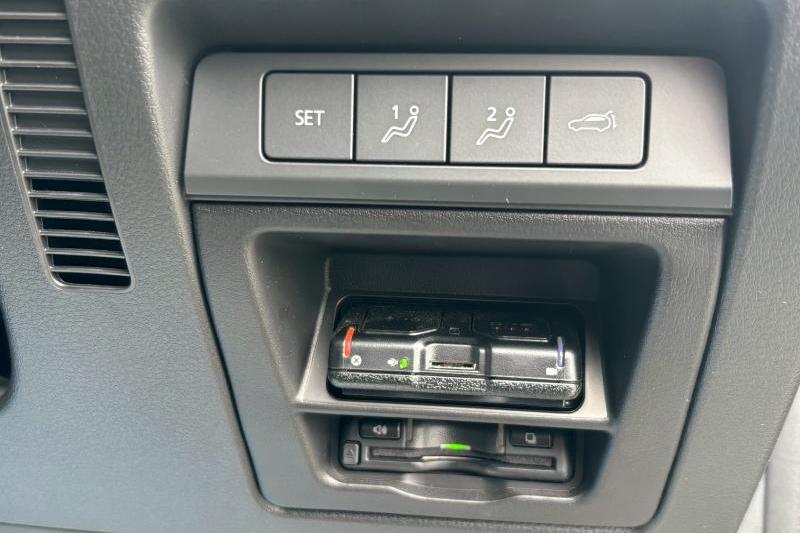 前後2カメラドライブレコーダー＆ETC搭載です